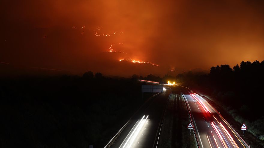 Dieciocho carreteras cortadas por los incendios, nueve de ellas en Castilla y León