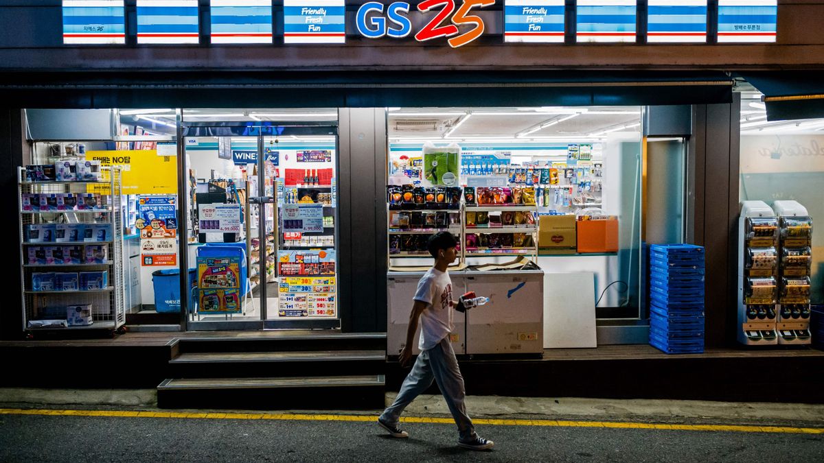 Tienda de conveniencia GS25 en una calle de Seúl