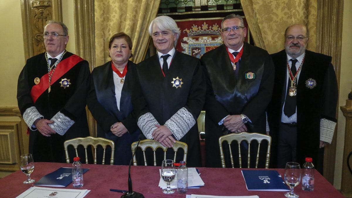 Imposición de las Medallas al Mérito en el Servicio de la Abogacía a María Victoria García de la Cruz y Pineda de las Infantas y José María Sánchez Aroca