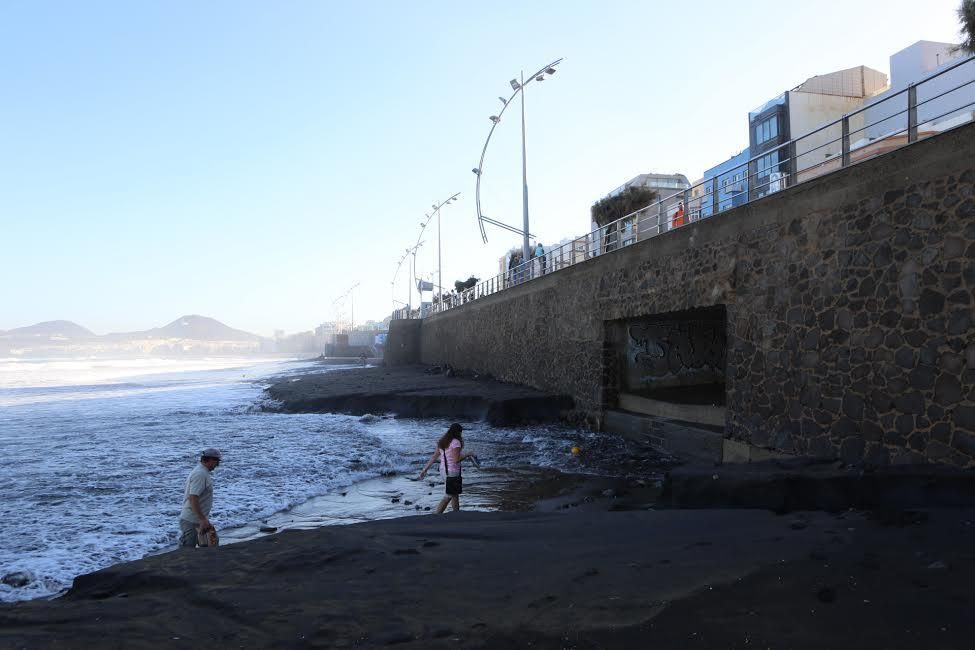 La playa de Las Canteras, tras el temporal de este martes. (ALEJANDRO RAMOS)