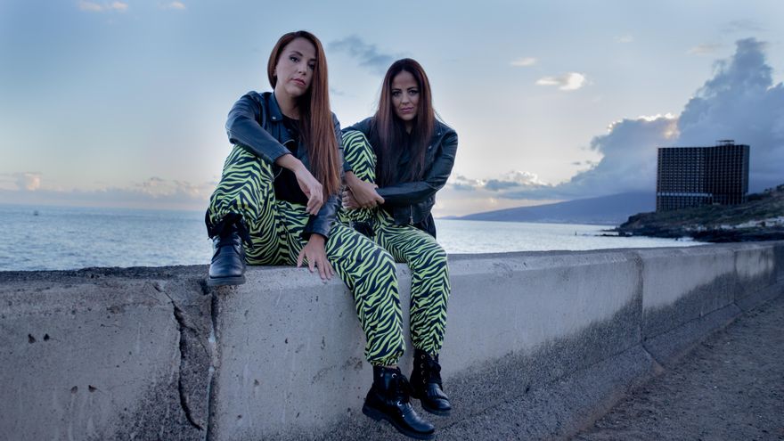 El grupo musical K-Narias, formado por las hermanas Gara y Loida, en el barrio tinerfeño de Añaza