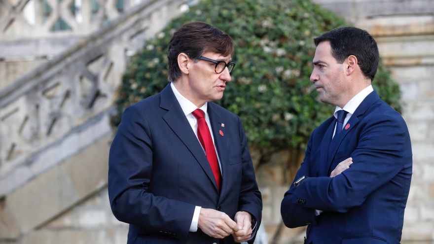 Archivo - El presidente de la Generalitat de Catalunya, Salvador Illa, y el lehendakari del País Vasco, Imanol Pradales,, a su llegada a la XXVII Conferencia de Presidentes, en el Palacio de la Magdalena, a 13 de diciembre de 2024, en Santander, Cantabria