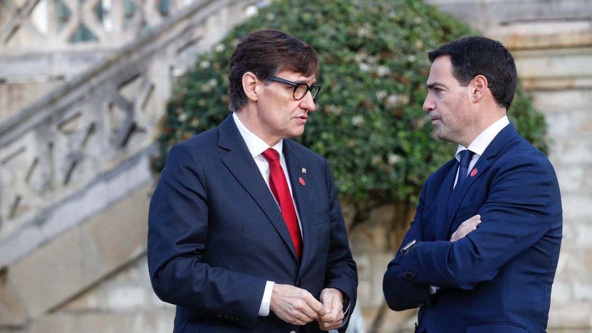 Archivo - El presidente de la Generalitat de Catalunya, Salvador Illa, y el lehendakari del País Vasco, Imanol Pradales,, a su llegada a la XXVII Conferencia de Presidentes, en el Palacio de la Magdalena, a 13 de diciembre de 2024, en Santander, Cantabria