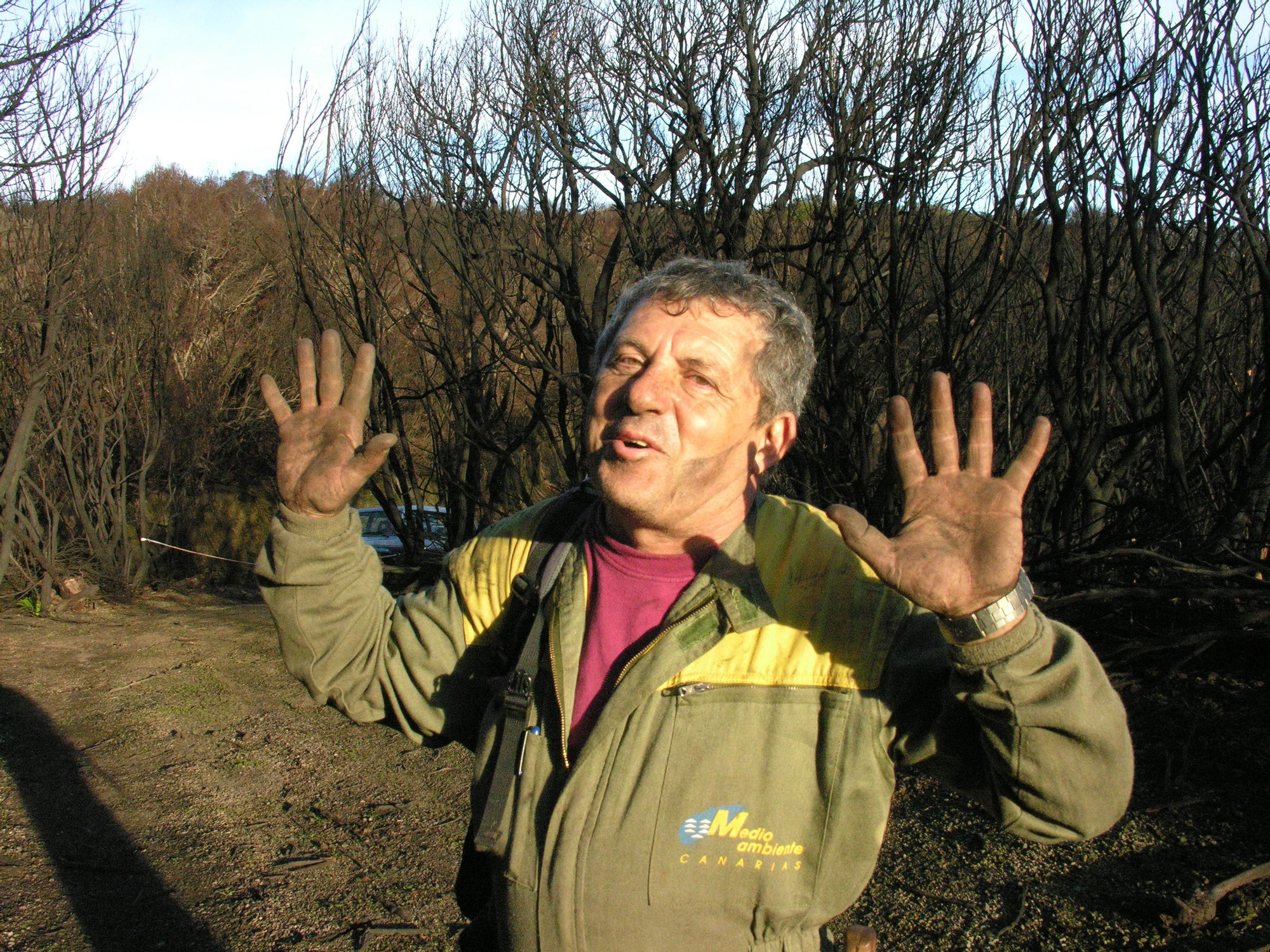 Trabajando en el seguimiento de la flora después del incendio de 2012 en la isla de La Gomera. Foto: JUANA MARÍA GONZÁLEZ MANCEBO