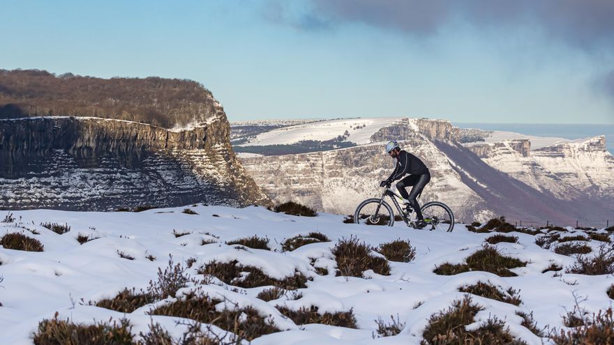 Días cortos, de escasa luz, con frío, viento y lluvia: en bicicleta durante el invierno