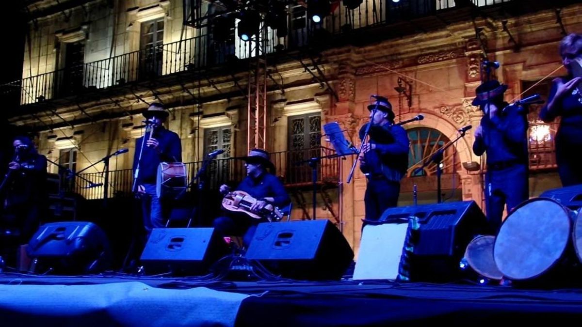 Imagen de archivo: una actuación del grupo Son del Cordel.
