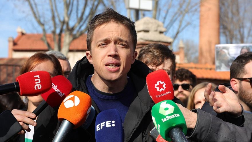 El líder de Más Madrid, Iñigo Errejón, realiza declaraciones antes de partir hacia Cibeles en la manifestación de defensa de la sanidad pública de este domingo.