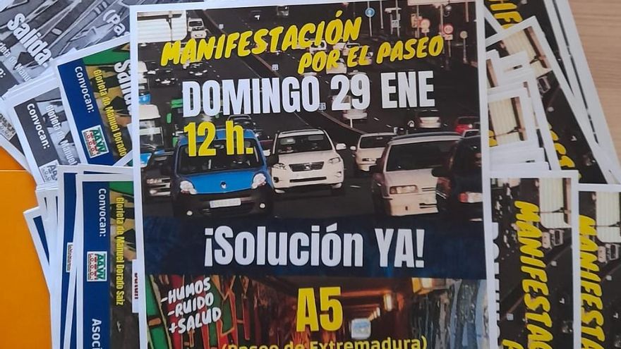 Manifestación por el medio de la A-5 para protestar por su polución y exigir su soterramiento en Madrid