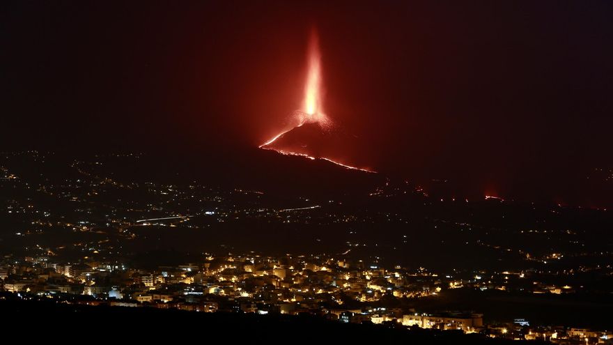 El volcán desde el Mirador del Time antes de las 20.30 horas. / FOTO: ALEJANDRO RAMOS