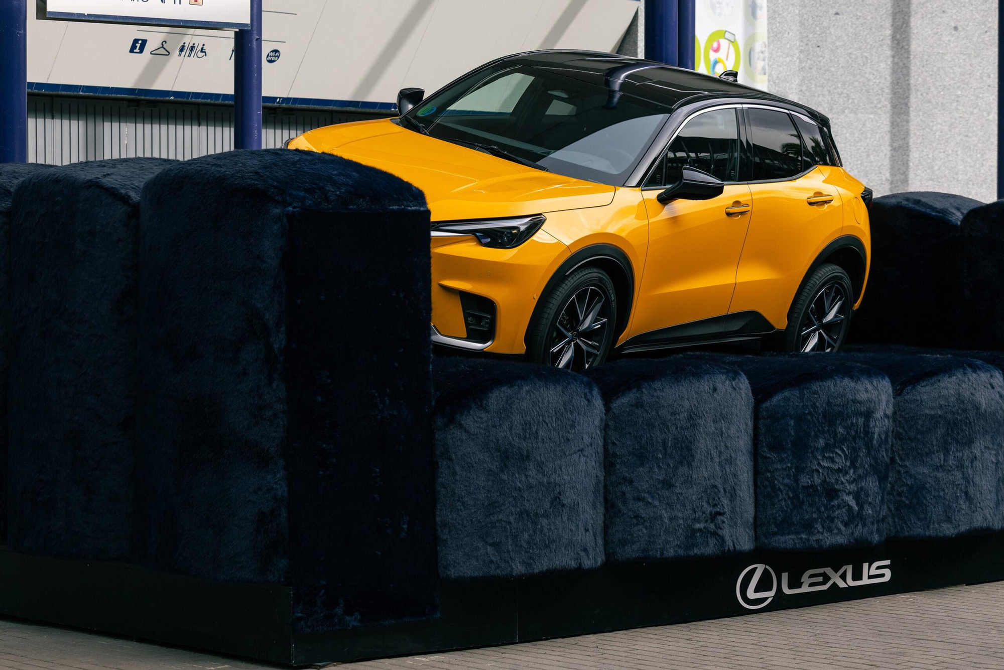 En 'Mirar el arte', un LBX real descansa sobre un sofá de dimensiones inesperadas.