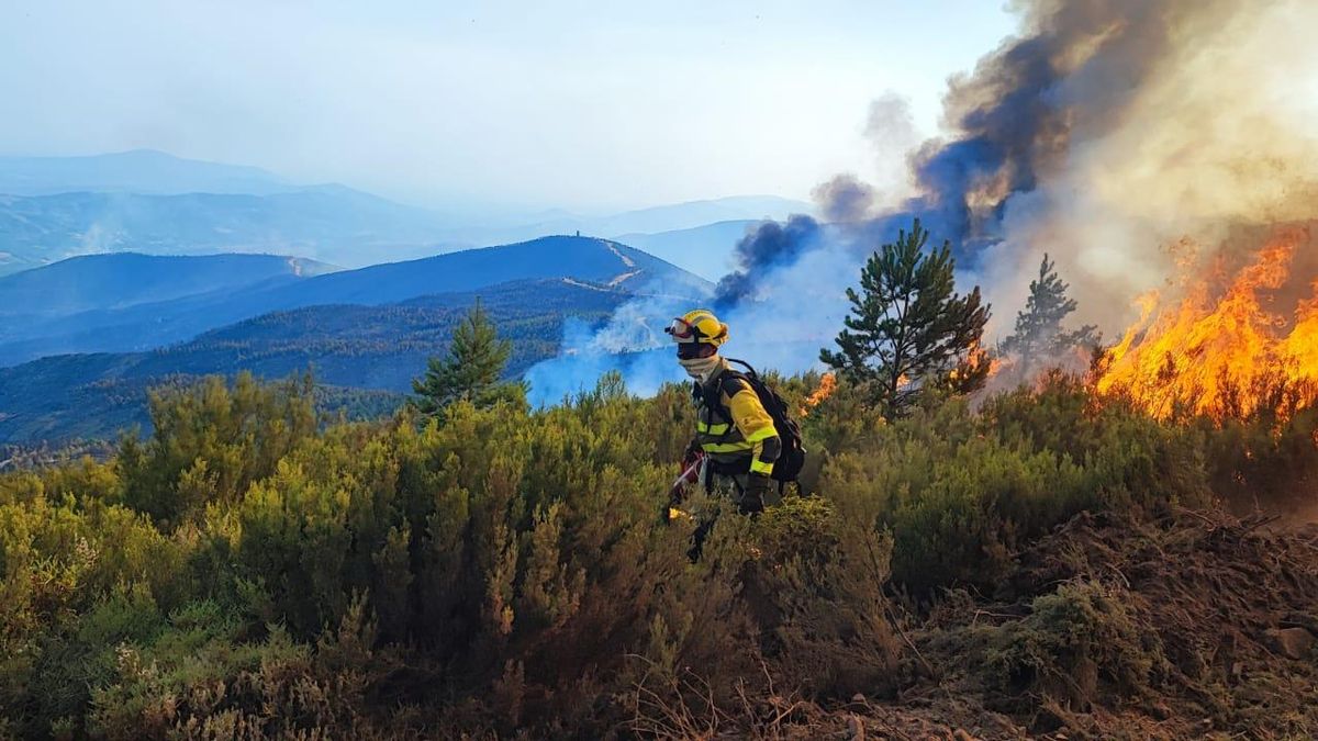 Imágenes del incendio de las Hurdes a última hora de la tarde del miércoles
