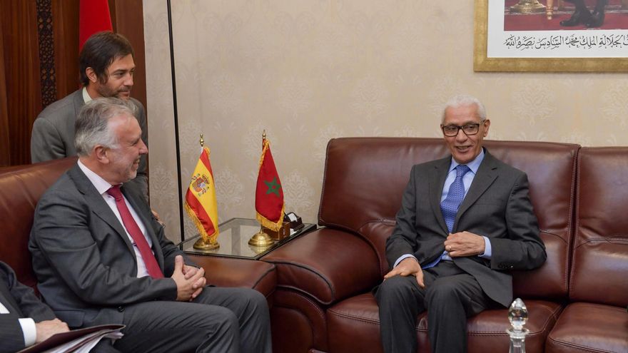 El presidente de Canarias, Ángel Víctor Torres (i), se reúne con el portavoz del Parlamento de Marruecos, Rachid Talbi Alami, este miércoles en Rabat