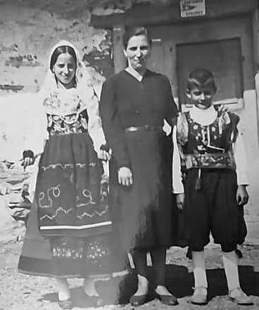 Dolores Fernández Geijo, con sus hijos, María Luisa y José Luis. 