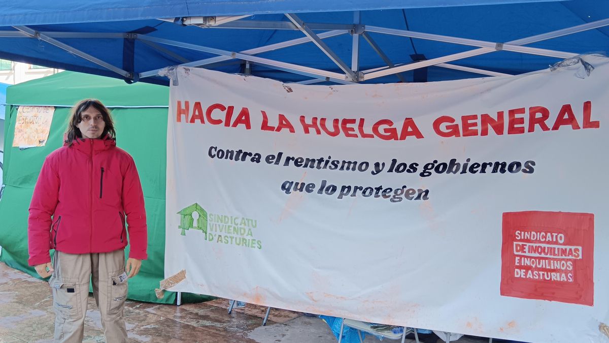 Andrés García, portavoz del Sindicato de Inquilinas e Inquilinos de Asturias, en la acampada situada en la Plaza de La Escandalera de la capital asturiana.