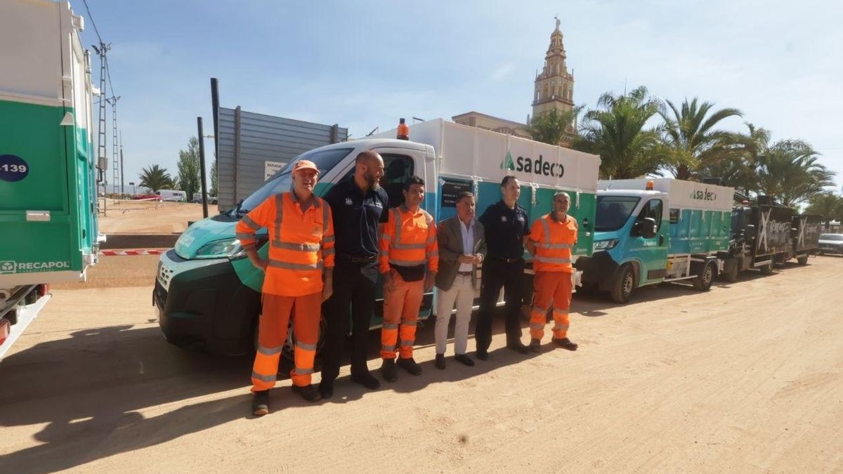 Miguel Ruiz Madruga posa con los operarios de Sadeco