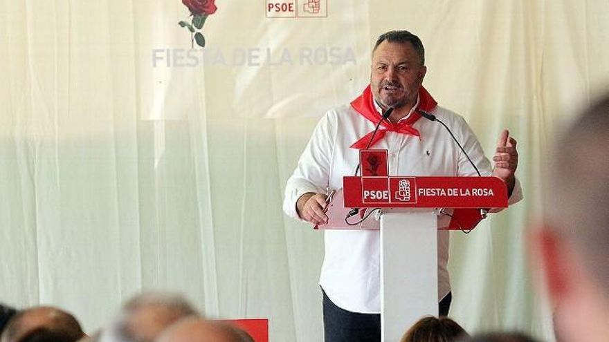 César Sánchez / ICAL El secretario comarcal del PSOE, Eduardo Morán, durante la Fiesta provincial del PSOE de León en Camponaraya.