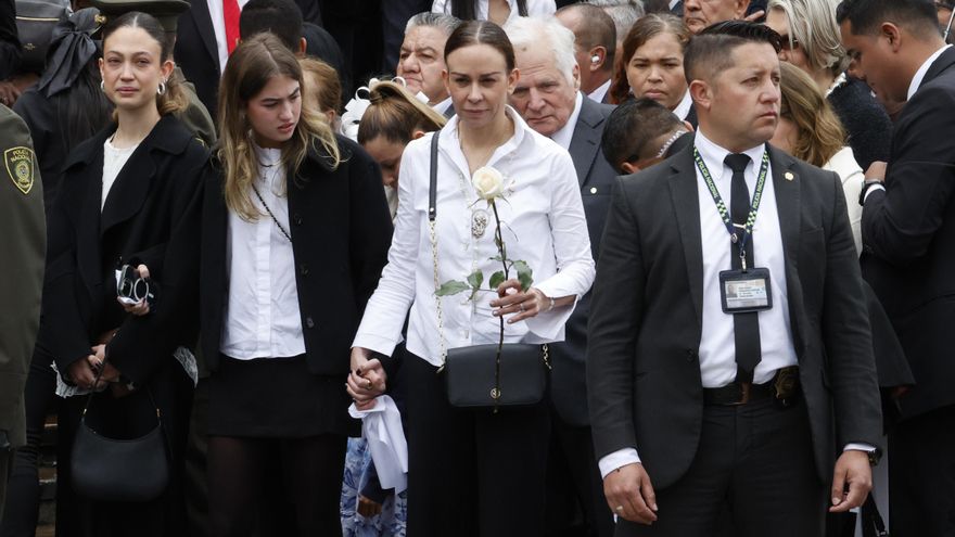 La viuda de Uribe Turbay se solidariza con familias de policías asesinados en atentados