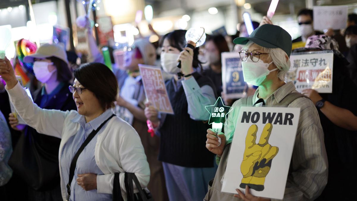 Un grupo de personas participa en una protesta en Tokio contra la reforma del carácter pacifista de la Constitución de Japón el 21 de abril.