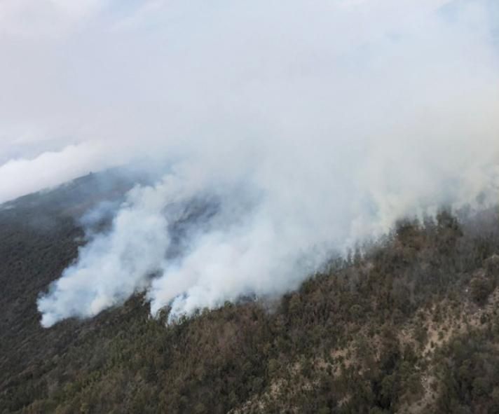 Vista aérea del fuego que afecta a los altos de Chasna, en el sur de Tenerife