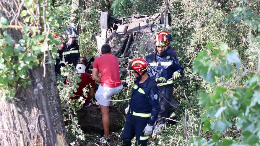 Un vehículo vuelca tras salirse de la carretera a la salida de León. // Peio García / ICAL