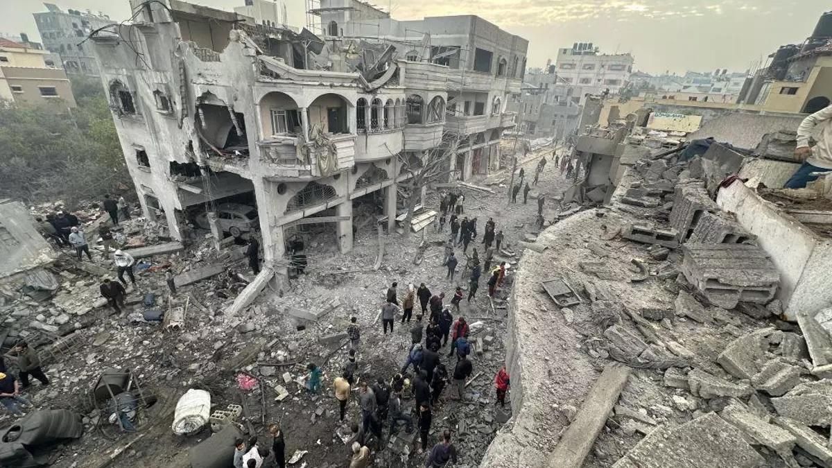 Imagen de un edificio residencial destruido en un ataque israelí. Foto: Hasan N. H. Alzaanin/Anadolu via Getty Images