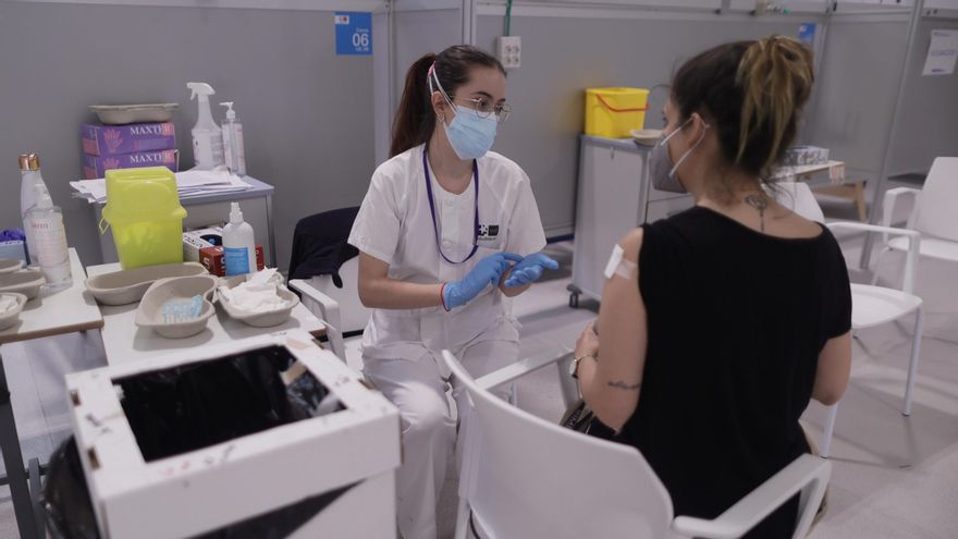 Una persona recibe la segunda dosis de la vacuna contra el Covid-19, a 1 de junio de 2021, en el Hospital Isabel Zendal, en Madrid,