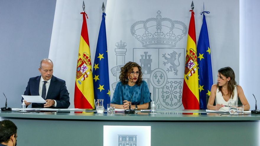 (I-D) El ministro de Justicia, Juan Carlos Campo; la ministra Portavoz, María Jesús Montero; y la ministra de Igualdad, Irene Montero, comparecen tras la reunión del Consejo de Ministros en Moncloa, a 29 de junio de 2021, en Madrid (España). El Gobierno h