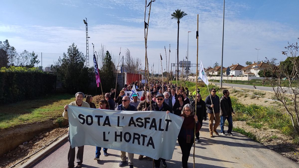 Protesta en Catarroja contra la nueva Ley de Huerta aprobada por el Gobierno de Carlos Mazón.