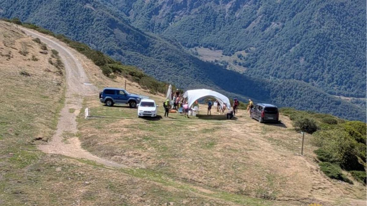 Un helicóptero lleva al hospital a un hombre que se sintió indispuesto mientras participaba en una carrera en Picos de Europa