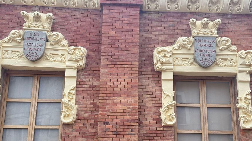 El curioso edificio que desde sus ventanas imparte lecciones de urbanidad