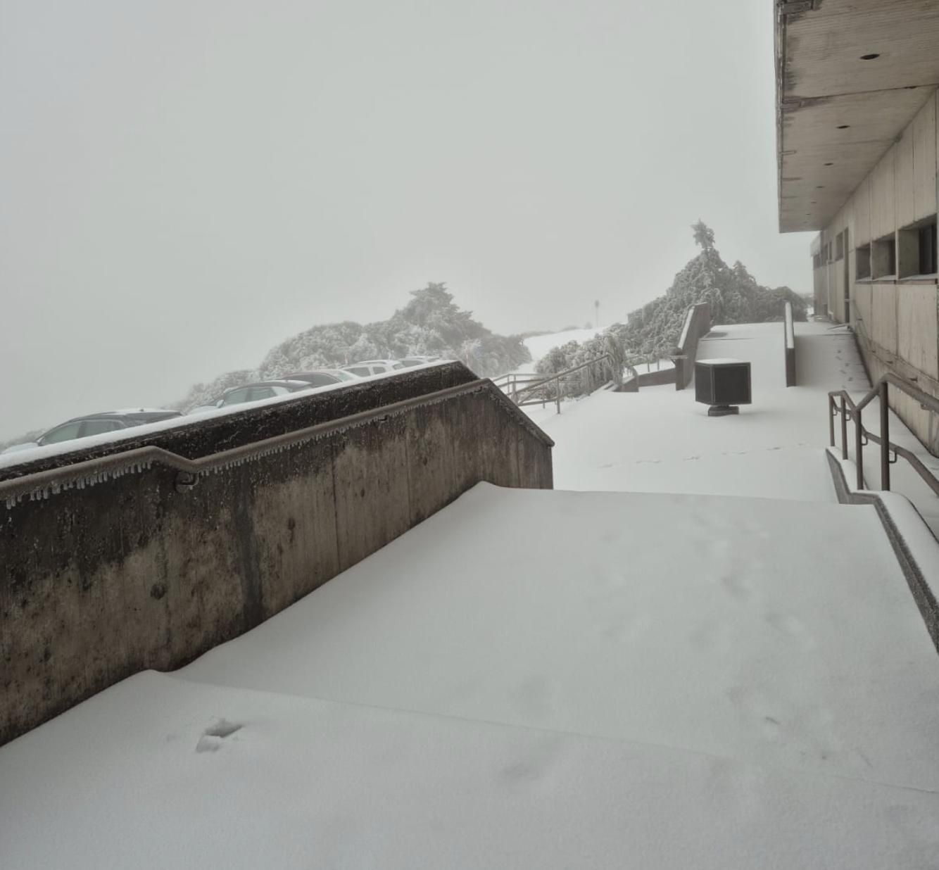 Entrada de la residencia del IAC en el Observatorio de Astrofísica del Roque de Los Muchachos, este jueves, con nieve.