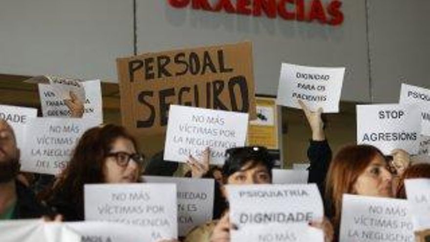 Sanitarios y vigilantes de urgencias se movilizan para exigir seguridad tras el apuñalamiento de un enfermero del CHUAC