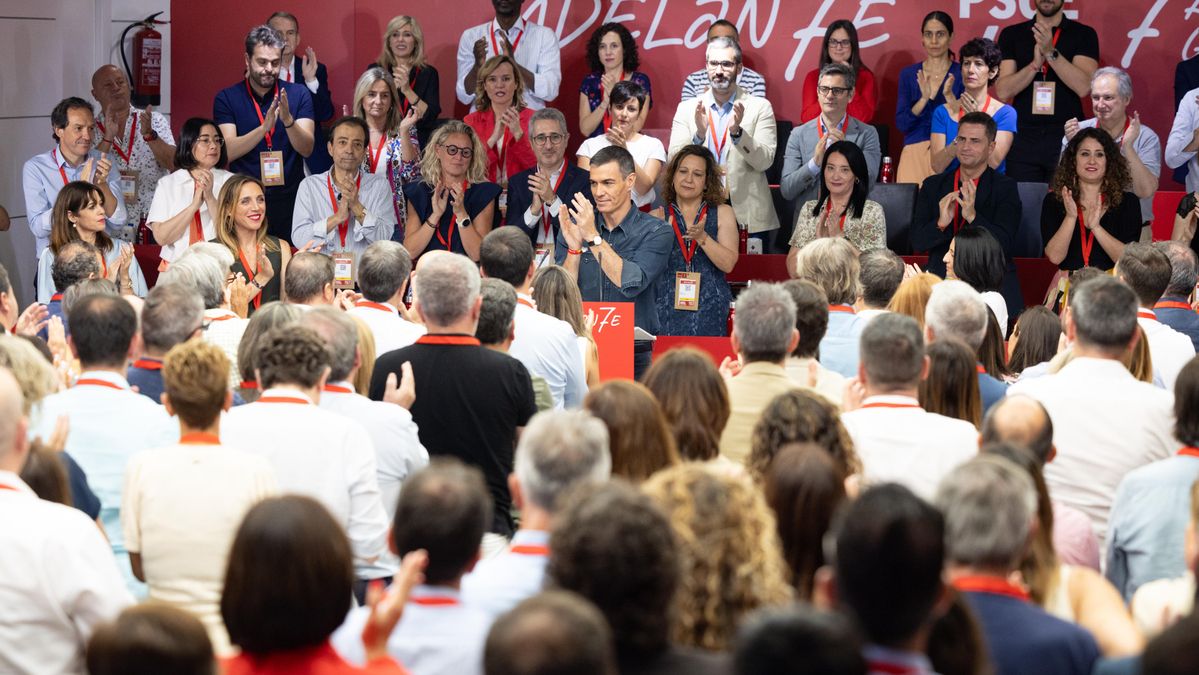 Sánchez y la nueva Ejecutiva del PSOE, este sábado.