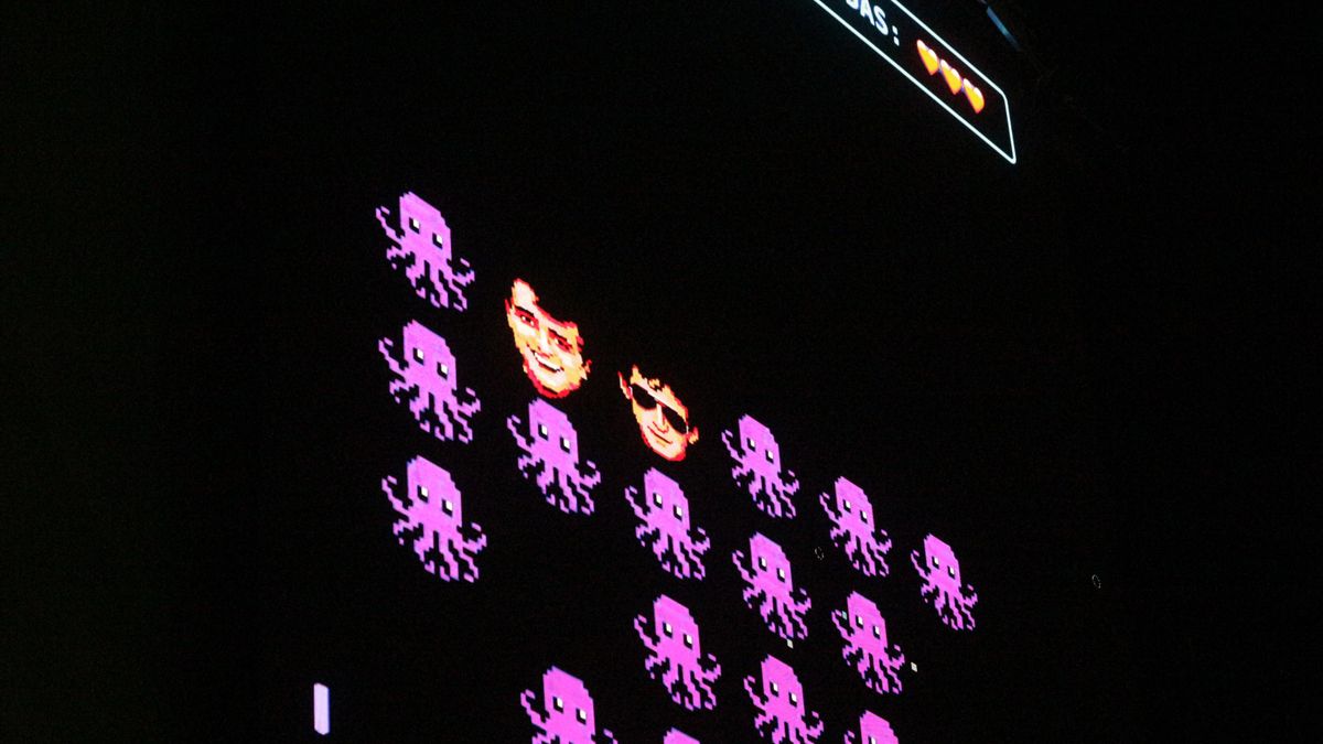 En las pantallas, una propuesta interactiva: un comecocos donde un boquerón dispara a una serie de pulpos superando niveles.