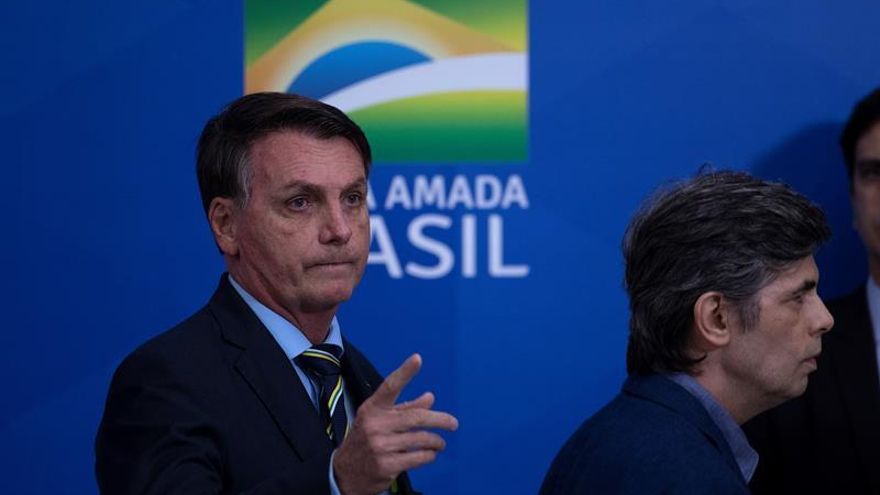 En la imagen, el presidente de Brasil, Jair Bolsonaro (i).