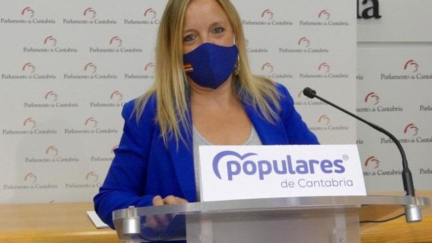 La diputada del PP Isabel Urrutia en rueda de prensa en el Parlamento