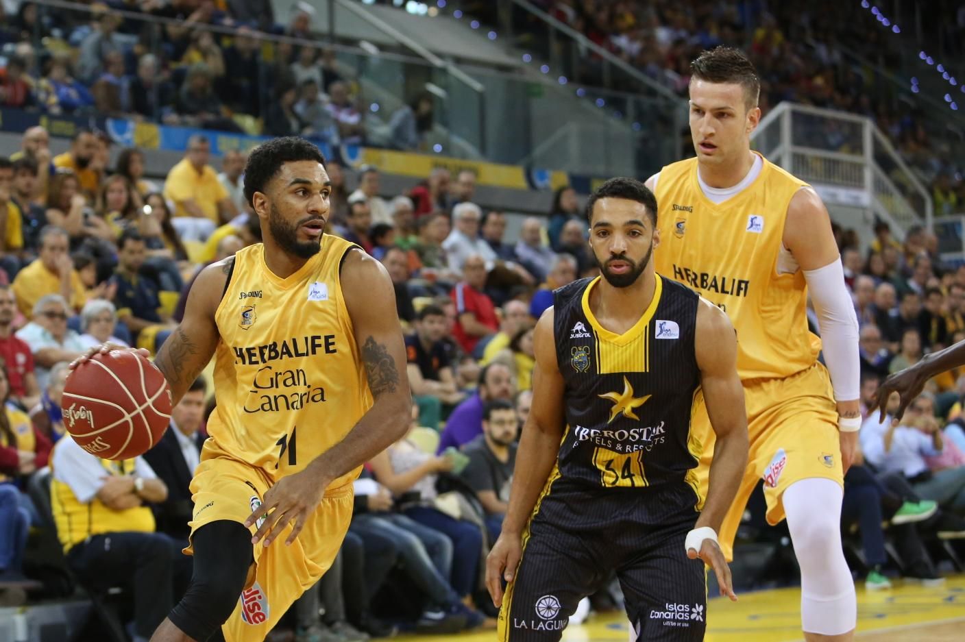 Partido entre el Herbalife Gran Canaria e Iberostar Tenerife en el Gran Canaria Arena. (Alejandro Ramos).