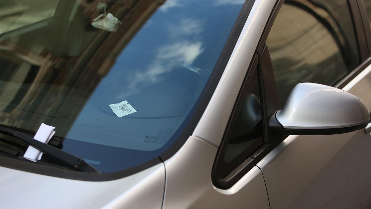 Tique de parquímetro y liquidación por tiempo excedido en zona azul.