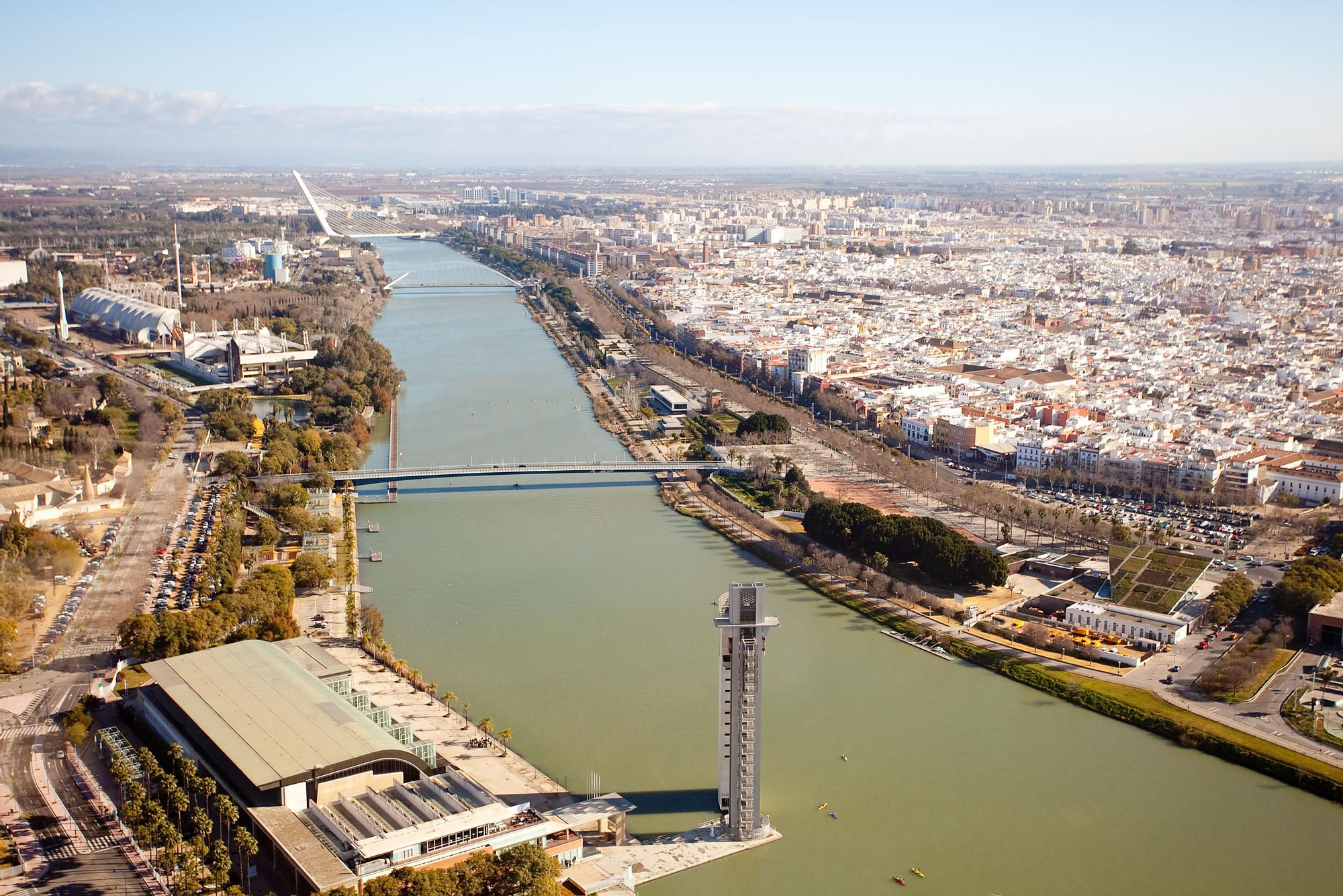 Vista de la dársena y parte del casco histórico de la ciudad desde la Torre Sevilla (Foto: Luis Serrano).