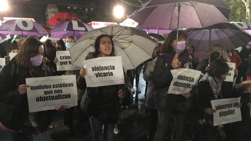 Carteles denunciando diferentes tipos de violencia que sufren las mujeres.