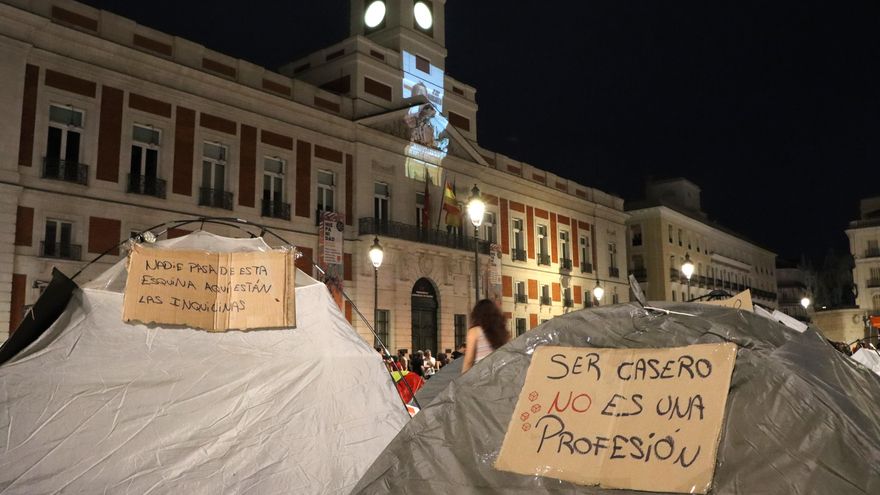 Fotografía que muestra mensajes en tiendas de campaña en la Puerta del Sol.