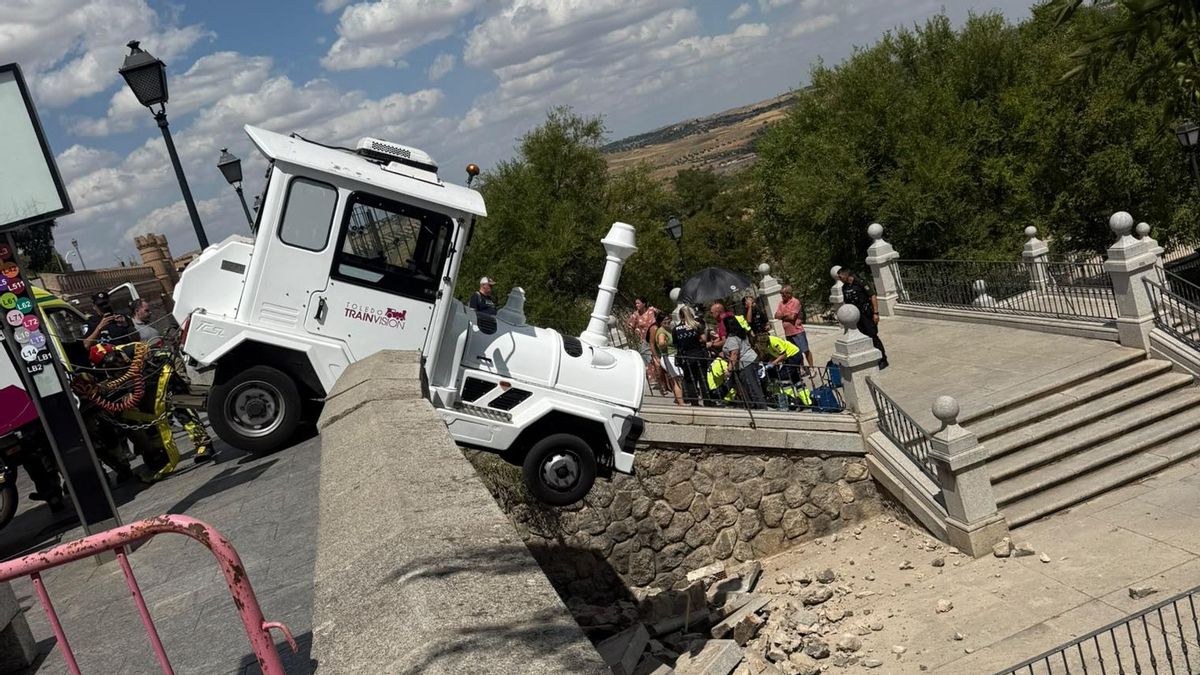 Un tren turístico vacío y sin conductor se precipita cuesta abajo y atropella a un hombre junto al Alcazar de Toledo