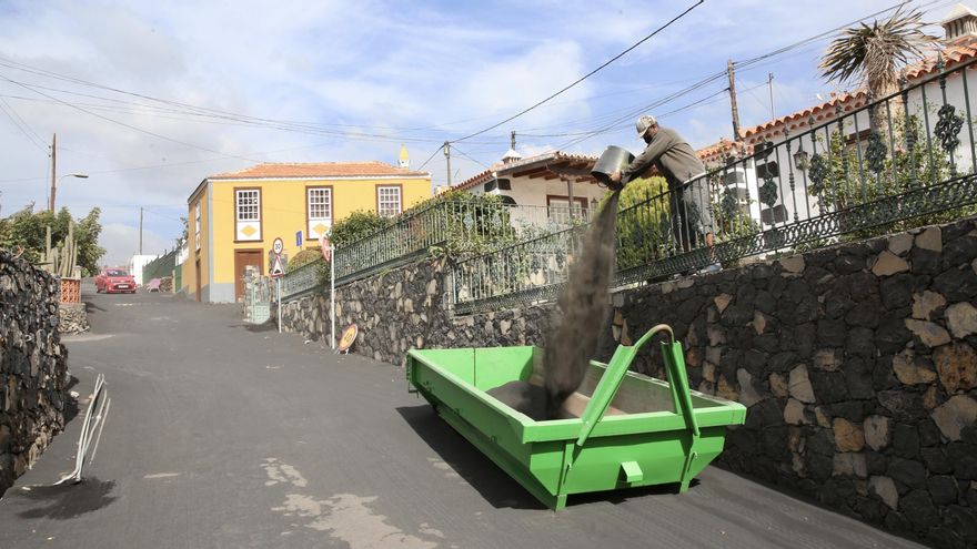 Limpieza de ceniza en una vivienda de La Palma. (ALEJANDRO RAMOS)