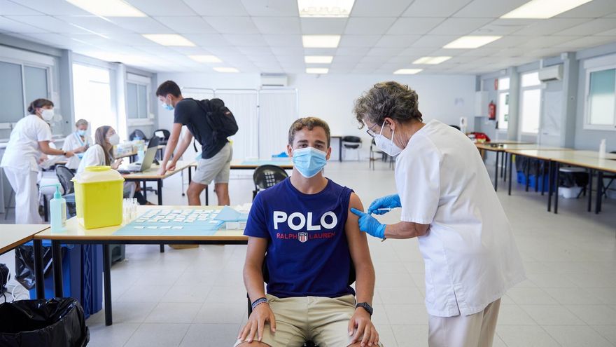 Un joven se vacuna en el centro de vacunación sin cita previa que se ha montado en la Universidad de Girona, este martes, después de que los equipos de vacunación inyectaron ayer sólo un total de 22.125 nuevas dosis.