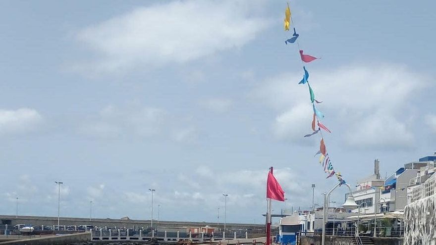 Bandera Roja en el Puerto de Las Nieves en Agaete (Gran Canaria)