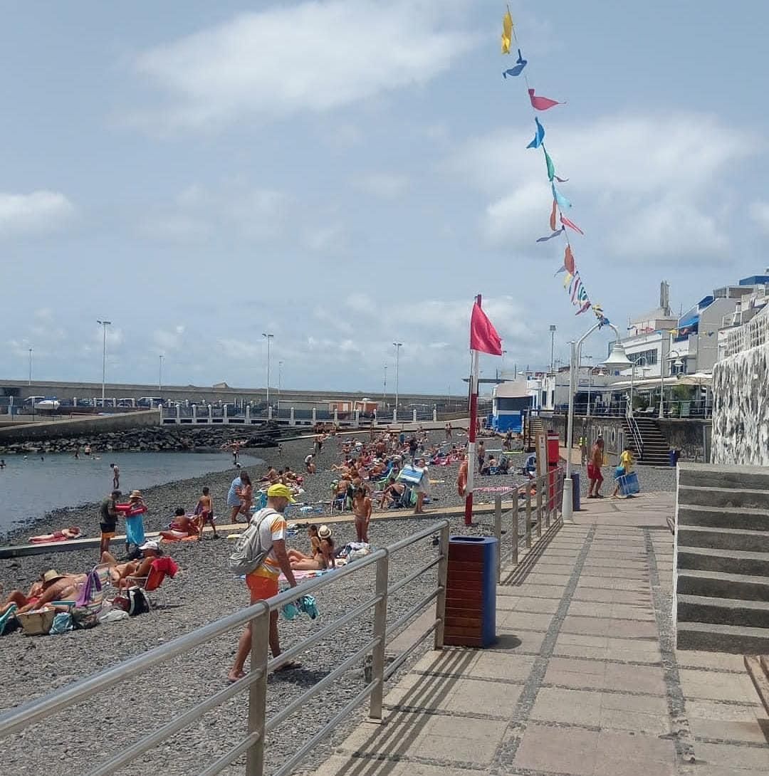 Bandera Roja en el Puerto de Las Nieves en Agaete (Gran Canaria)