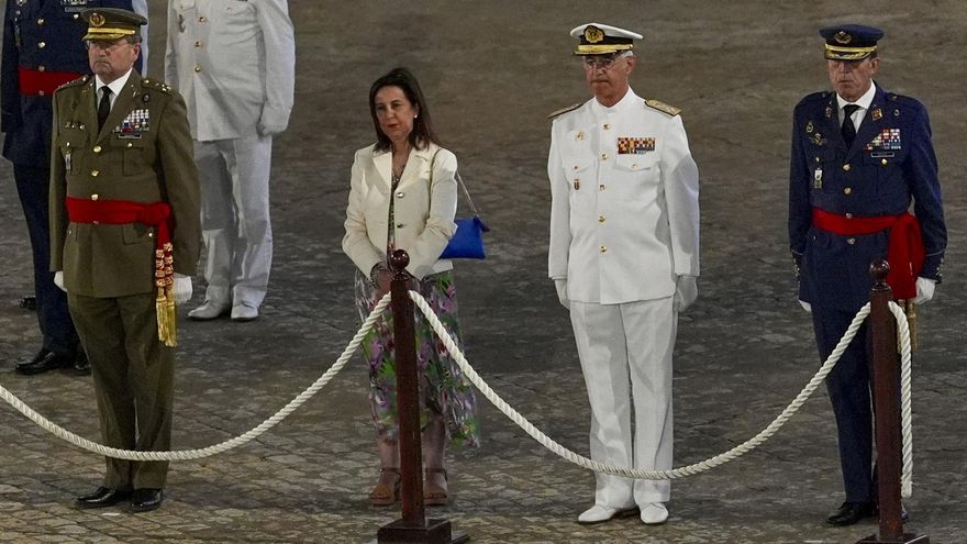 Robles conmemora con la Armada el 240 aniversario de la bandera española