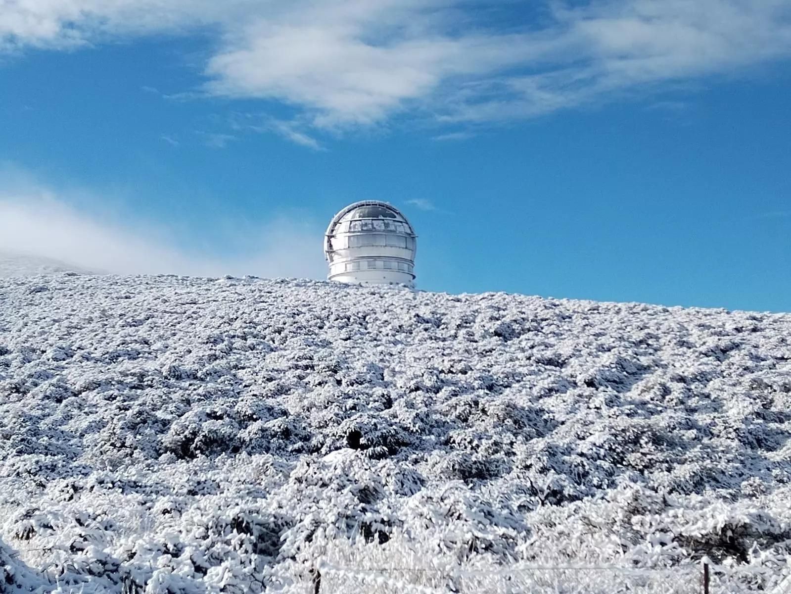 Manto de nieve en el Roque de Los Muchachos, el pasado lunes. Al fondo, el Gran Telescopio Canarias.