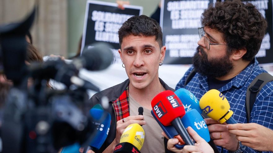 El portavoz de la Global Sumud Flotilla en Cataluña, Pablo Castilla, atiende a los medios durante una rueda de prensa de Global Sumud Flotilla sobre los detenidos de la flotilla por parte de Israel, a 7 de mayo de 2026, en Barcelona, Catalunya (España). Kike Rincón / Europa Press