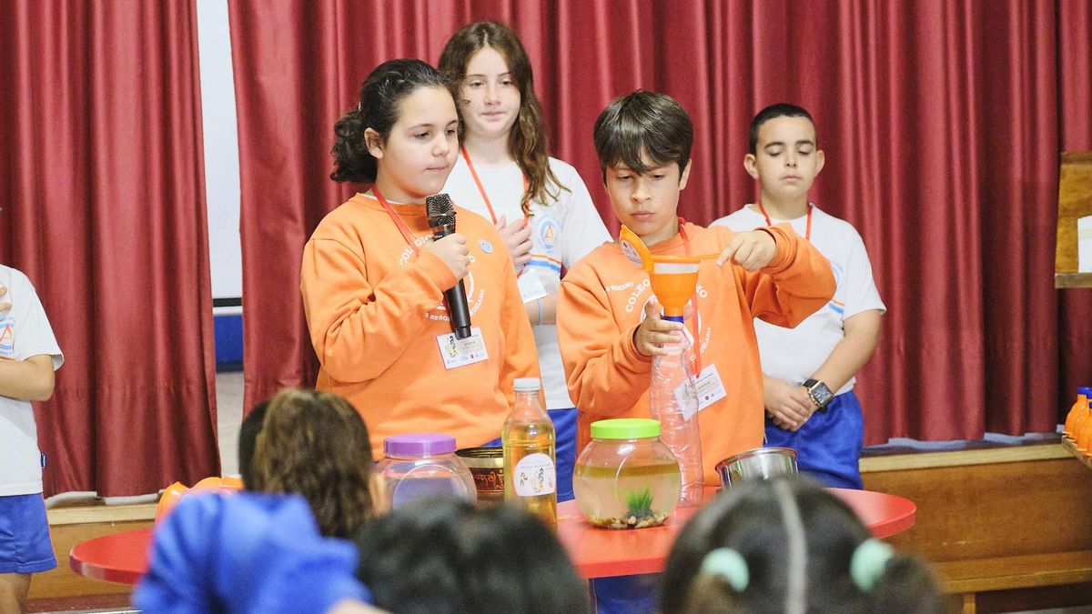Demostración de participantes en la iniciativa sobre aceite reciclado.